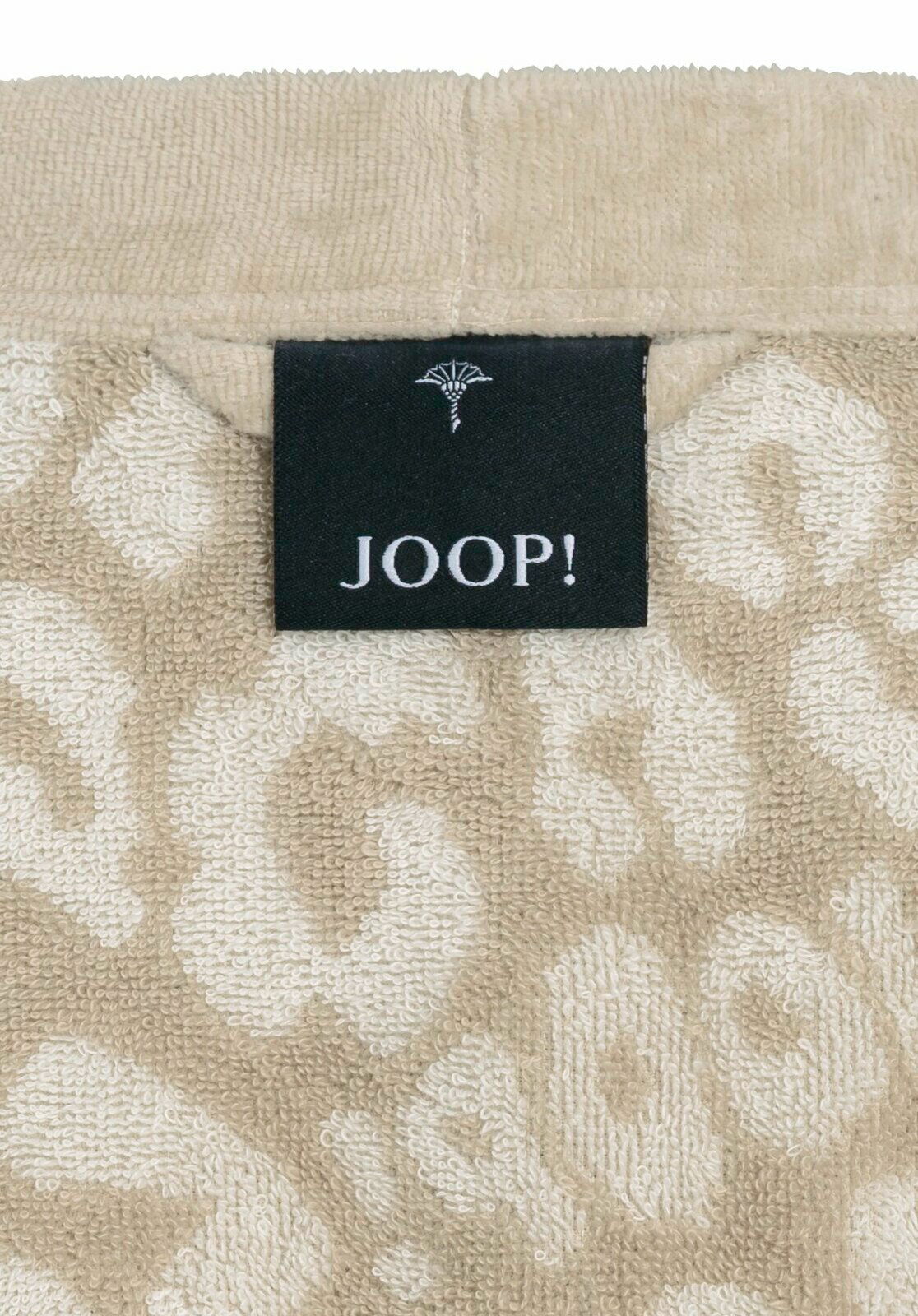 Nahaufnahme eines beigen Bademantels mit einem schwarzen Etikett der Marke JOOP!