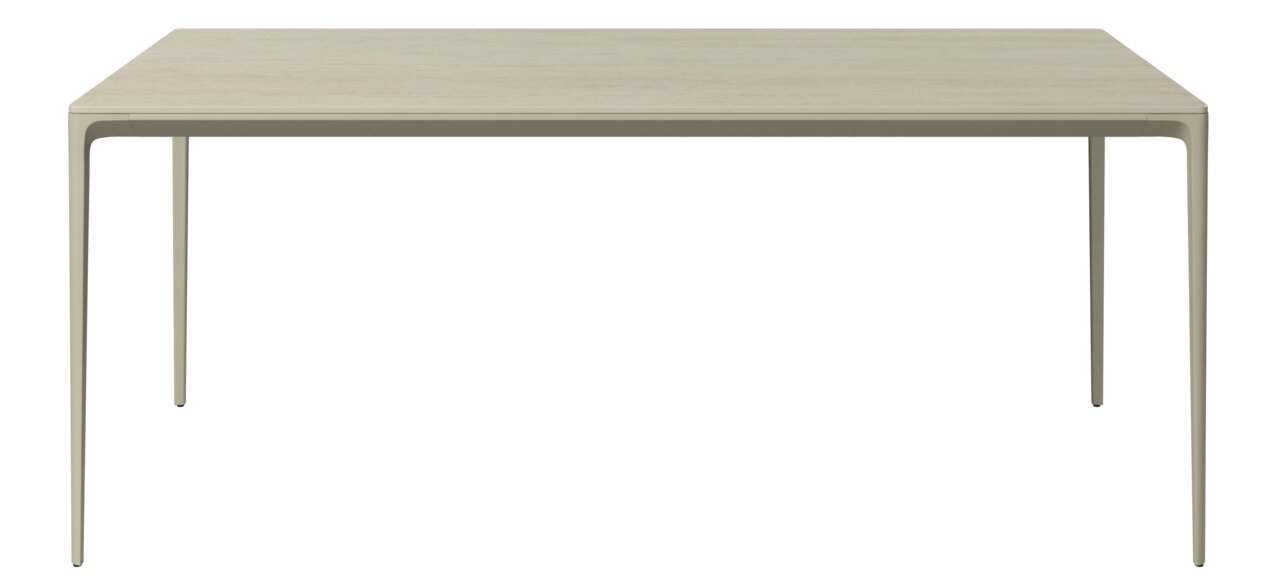 Moderne houten tuintafel met slanke poten, gezien van voren.