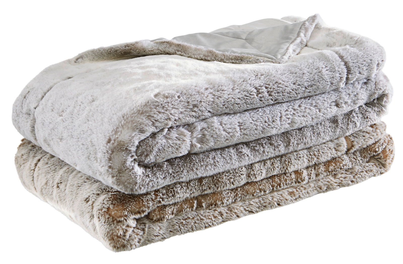 Zwei übereinander gestapelte Felldecken in Silberfuchs- und Bärendesign, seitliche Perspektive