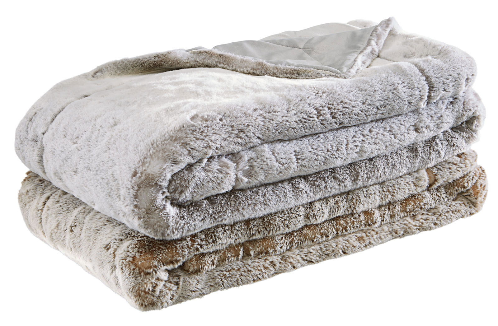 Zwei übereinander gestapelte Felldecken in Silberfuchs- und Bärendesign, seitliche Perspektive