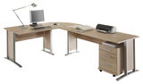 Eckschreibtisch aus Holz mit Metallbeinen, ausgestattet mit einem Computer, einer Lampe, einem Drucker und einem Rollcontainer mit Schubladen, seitliche Perspektive