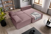 L-förmiges Schlafsofa in einem modernen Wohnzimmer, aus der Vogelperspektive betrachtet, mit einem weichen, rosa Stoffbezug und einer grauen Decke.