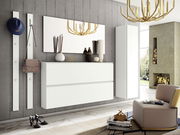 Moderner XL-Hängeschuhschrank in Weiß, frontal abgebildet in einem stilvollen Wohnzimmer mit dekorativen Elementen und einem großen Spiegel.