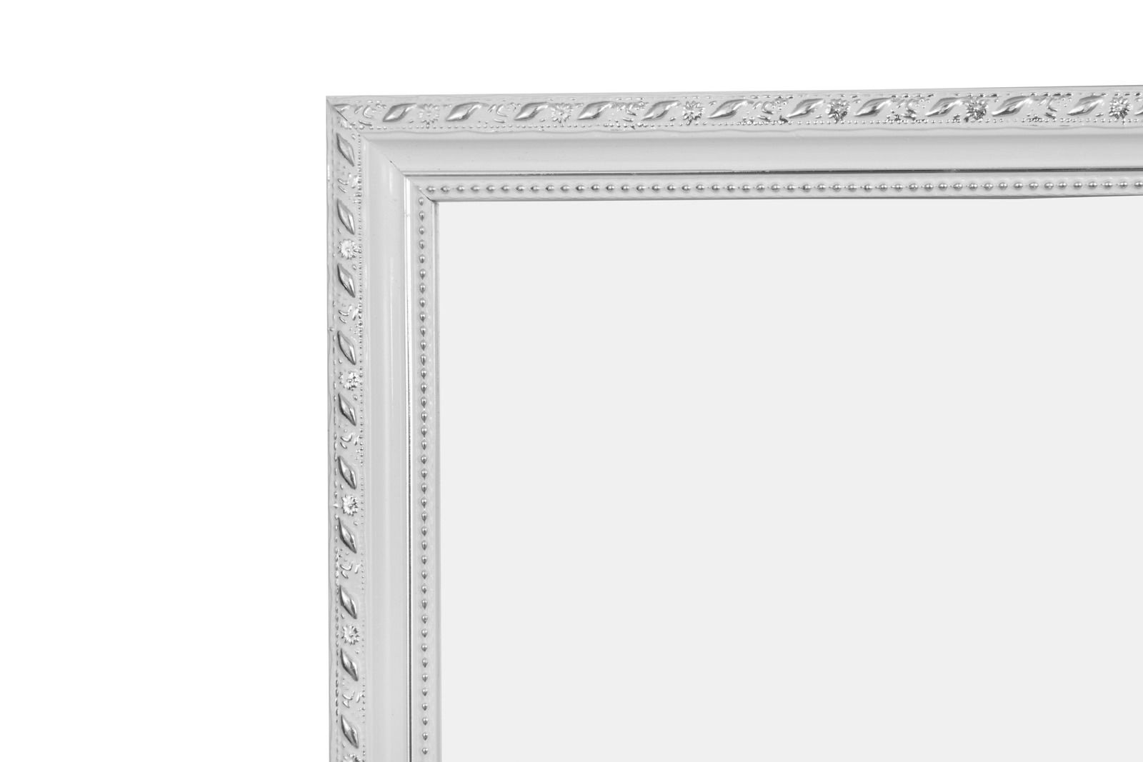 Detailansicht eines rechteckigen Spiegels mit dekorativem, silberfarbenem Rahmen.