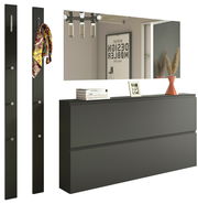 Modernes Garderobenset in schwarzem Design mit zwei vertikalen Paneelen, einem großen Spiegel und einer Kommode, seitliche Perspektive.