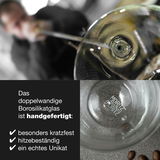Handgefertigtes doppelwandiges Borosilikatglas, besonders kratzfest, hitzebeständig und ein echtes Unikat, aus der Vogelperspektive fotografiert.