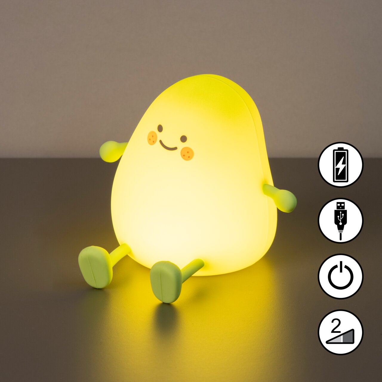 Schattig nachtlampje op batterijen in de vorm van een gele mango met een gezicht, armen en benen, gezien vanaf de voorkant.