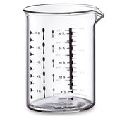 Messbecher aus Glas mit Skala für Esslöffel und Teelöffel, seitliche Perspektive