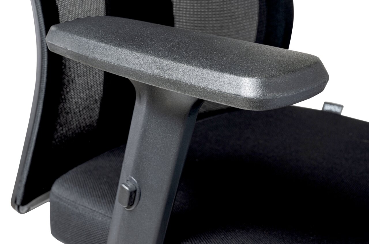 Nahaufnahme eines schwarzen Drehstuhls mit Armlehne, seitliche Perspektive