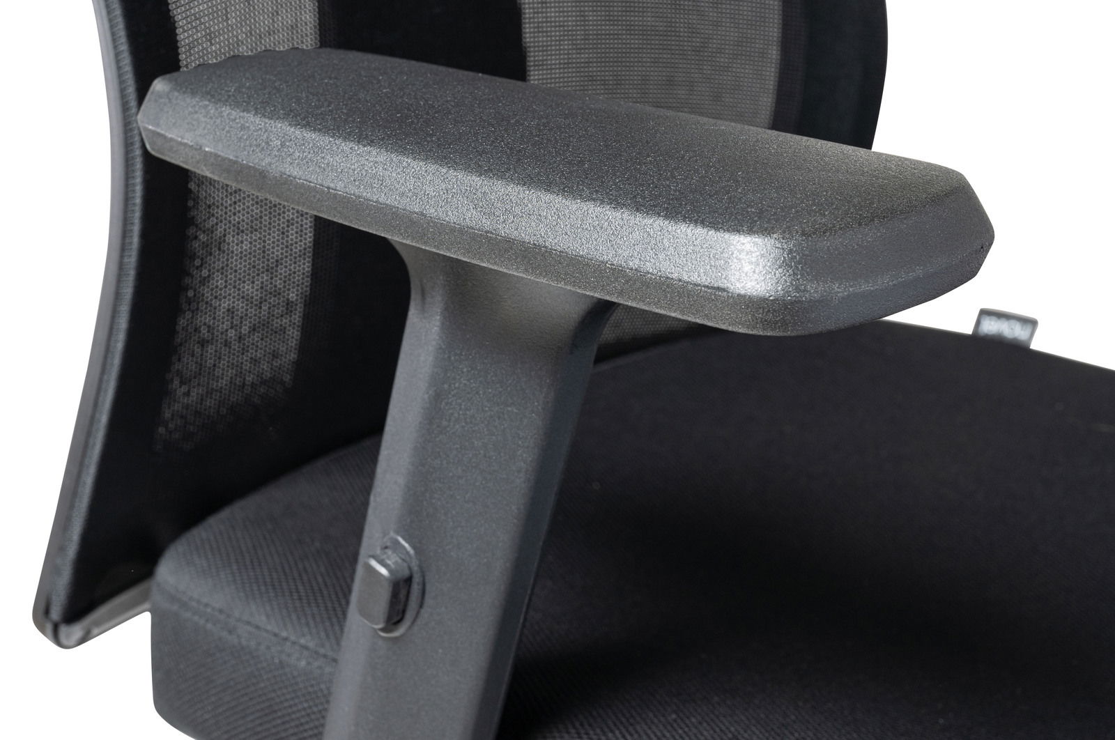 Nahaufnahme eines schwarzen Drehstuhls mit Armlehne, seitliche Perspektive