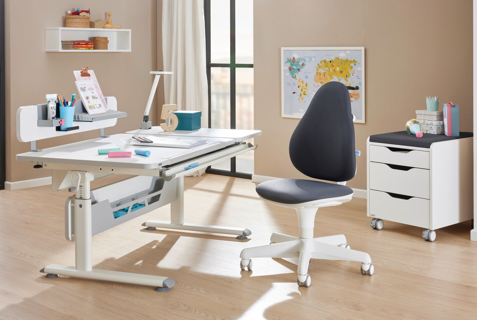 Moderner Jugenddrehstuhl in einem hellen, gut organisierten Arbeitszimmer, seitliche Perspektive