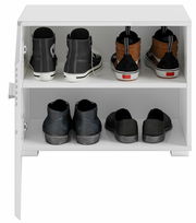 Schuhschrank mit zwei Regalböden, gefüllt mit verschiedenen Schuhen, Frontalansicht