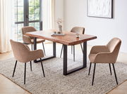 Esszimmer mit einem Holztisch und vier Armlehnstühlen in einem modernen, hellen Raum. Perspektive von schräg oben.