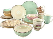 Kombiservice 16-tlg mit verschiedenen Mustern und Farben, bestehend aus Tellern, Schalen und Tassen, aus einer leicht erhöhten Perspektive fotografiert.