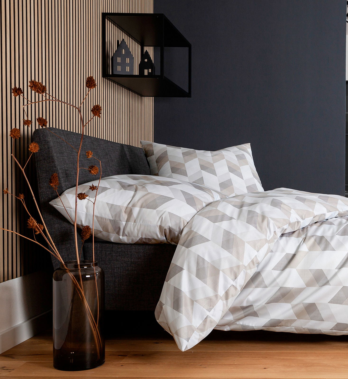Bettwäsche 135x200cm mit geometrischem Muster in neutralen Tönen, auf einem Bett in einem modern eingerichteten Raum, seitliche Perspektive