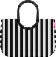 Schwarz-weiß gestreifte Tragetasche mit ovalen schwarzen Griffen und kleinem rotem reisenthel-Label, frontal von vorn freigestellt auf weißem Hintergrund.