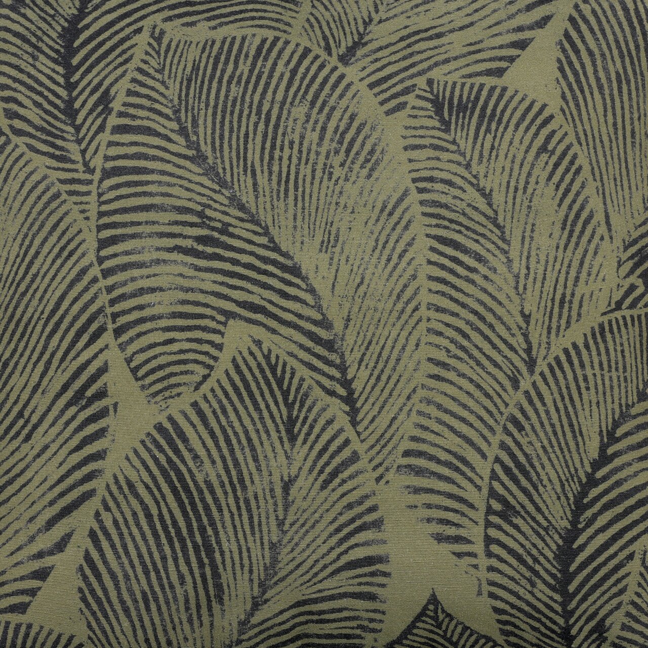 Nahaufnahme eines Stoffmusters mit großen, dunkelgrünen Blättern auf einem hellgrünen Hintergrund, verwendet für eine Sesselauflage.