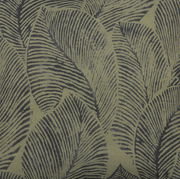 Nahaufnahme eines Stoffmusters mit großen, dunkelgrünen Blättern auf einem hellgrünen Hintergrund, verwendet für eine Sesselauflage.