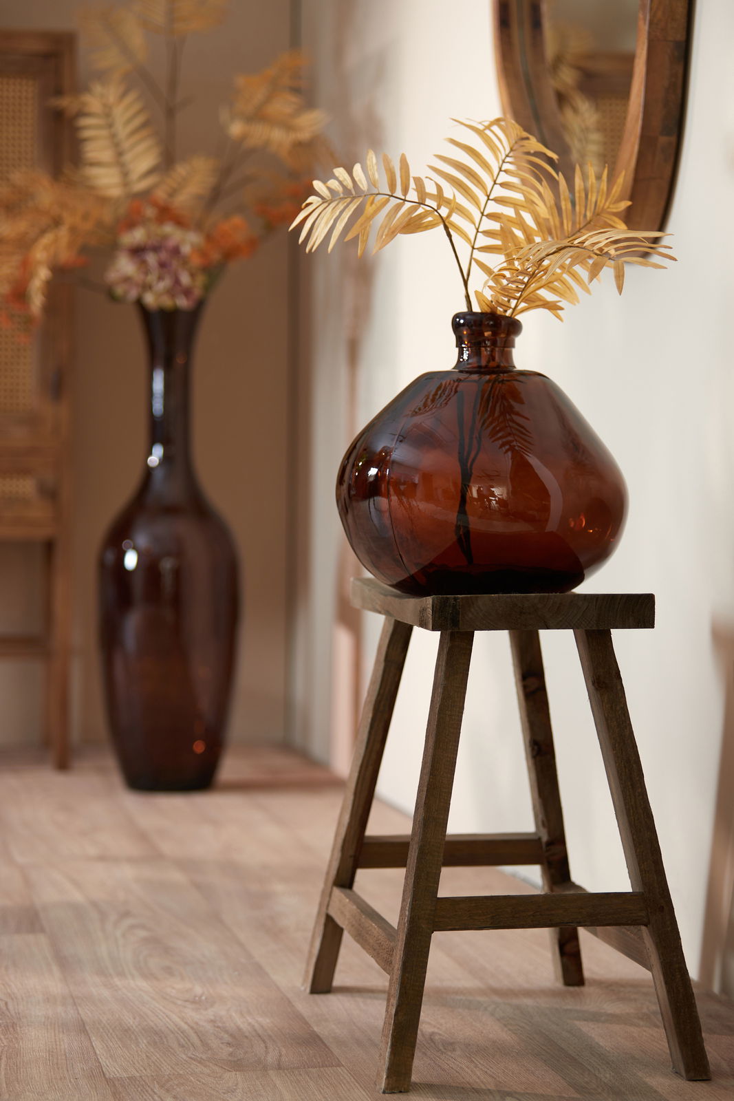 Light&Living Hocker SANZA Holzhocker mit brauner Glasvase und goldenen Blättern, seitliche Perspektive