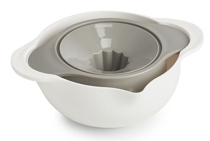 Vogelperspektive auf ein stapelbares Multifunktions-Küchen-Set mit zwei ineinander passenden Schüsseln in Weiß und Grau.