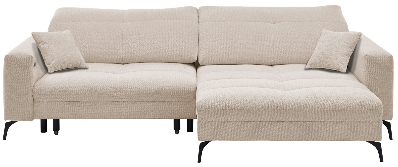 Beiges Ecksofa mit rechter Ottomane, gepolsterten Sitz- und Rückenkissen, zwei Zierkissen und schwarzen Metallfüßen, Frontansicht.