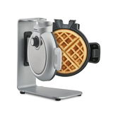 Silberner Waffelautomat mit geöffneter Backform und gebackener Waffel, seitliche Perspektive