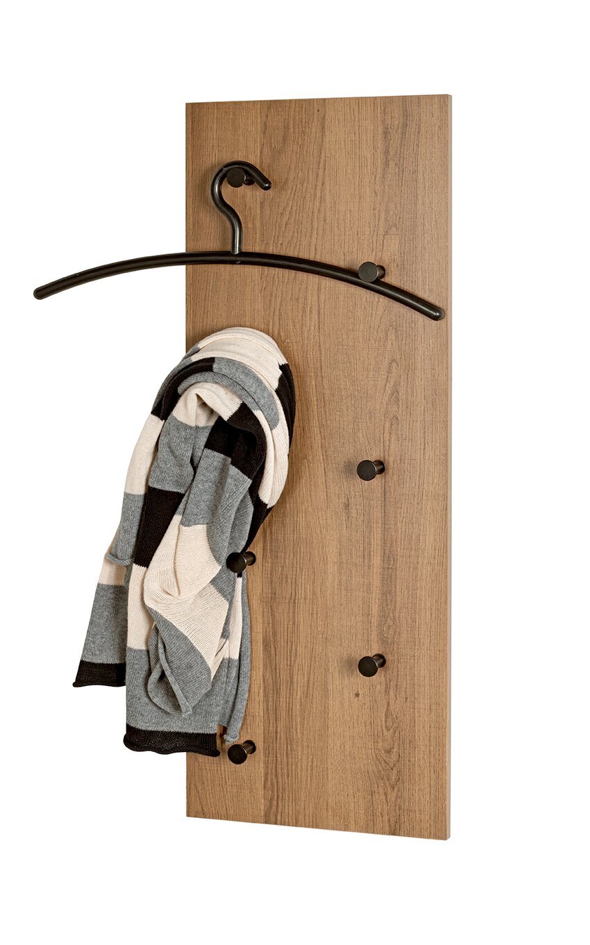 Wandgarderobe aus Holz mit schwarzen Metallhaken und integriertem Kleiderbügel, mit aufgehängtem gestreiften Schal, frontale Ansicht vor weißem Hintergrund