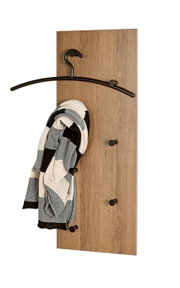 Wandgarderobe aus Holz mit schwarzen Metallhaken und integriertem Kleiderbügel, mit aufgehängtem gestreiften Schal, frontale Ansicht vor weißem Hintergrund