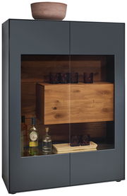 Frontale Ansicht eines modernen Highboards mit Glasfront, Holzelementen und dekorativen Gläsern.