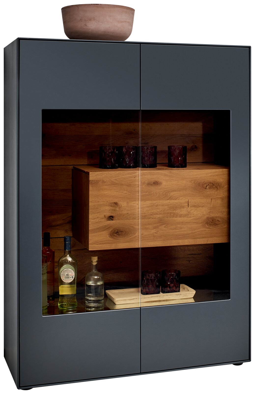 Frontale Ansicht eines modernen Highboards mit Glasfront, Holzelementen und dekorativen Gläsern.