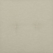 Nahaufnahme der hellbeigen, gepolsterten Stoffoberfläche mit zwei Knopfheftungen, frontal von oben fotografiert.