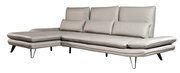 Graues Ledersofa mit Longchair, moderne Metallfüße, seitliche Perspektive