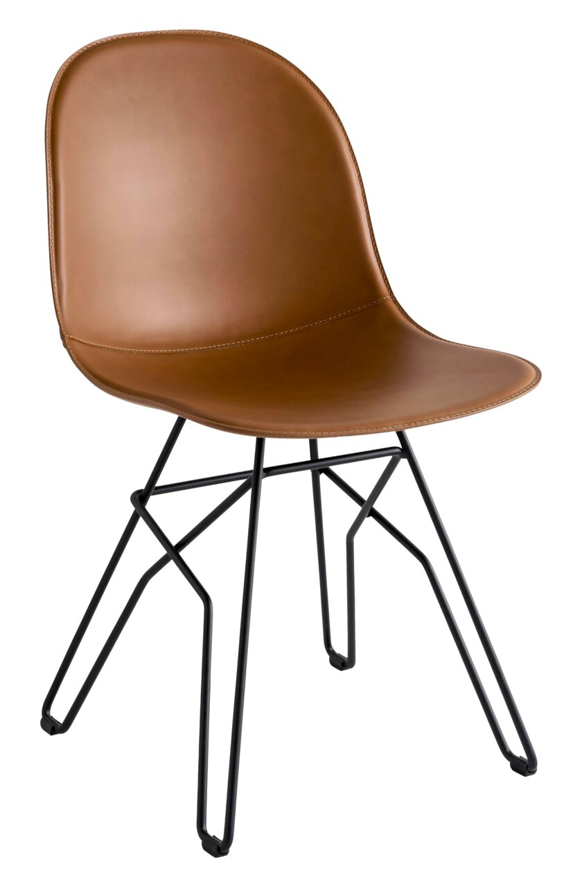 Moderner Stuhl mit brauner Sitzfläche und schwarzem Metallgestell, seitliche Perspektive