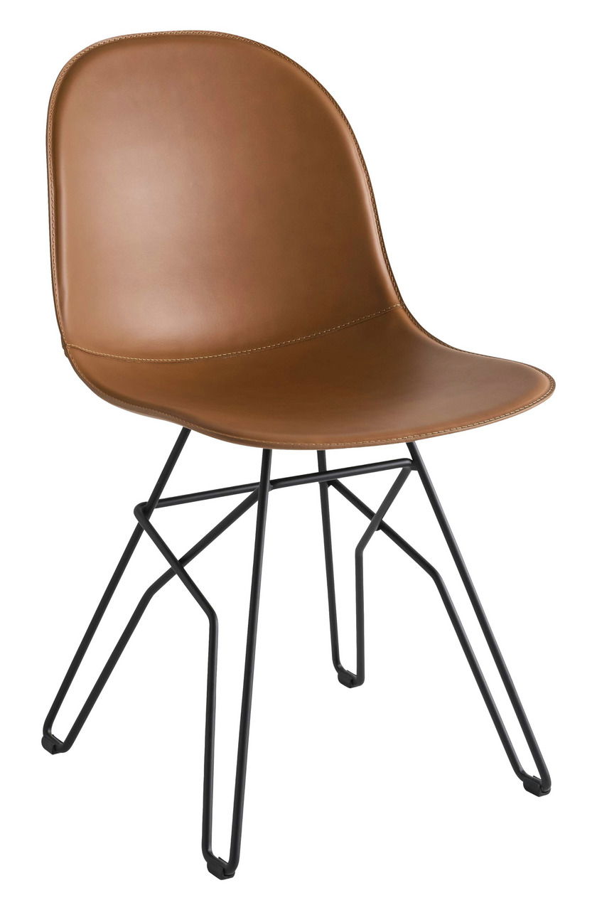 Moderner Stuhl mit brauner Sitzfläche und schwarzem Metallgestell, seitliche Perspektive