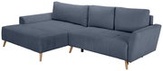 Blaues Ecksofa mit linksseitiger Recamiere, gesteppter Sitzfläche, drei Rückenkissen und Holzfüßen, schräg von vorne rechts fotografiert