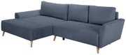 Blaues Ecksofa mit linksseitiger Recamiere, gesteppter Sitzfläche, drei Rückenkissen und Holzfüßen, schräg von vorne rechts fotografiert