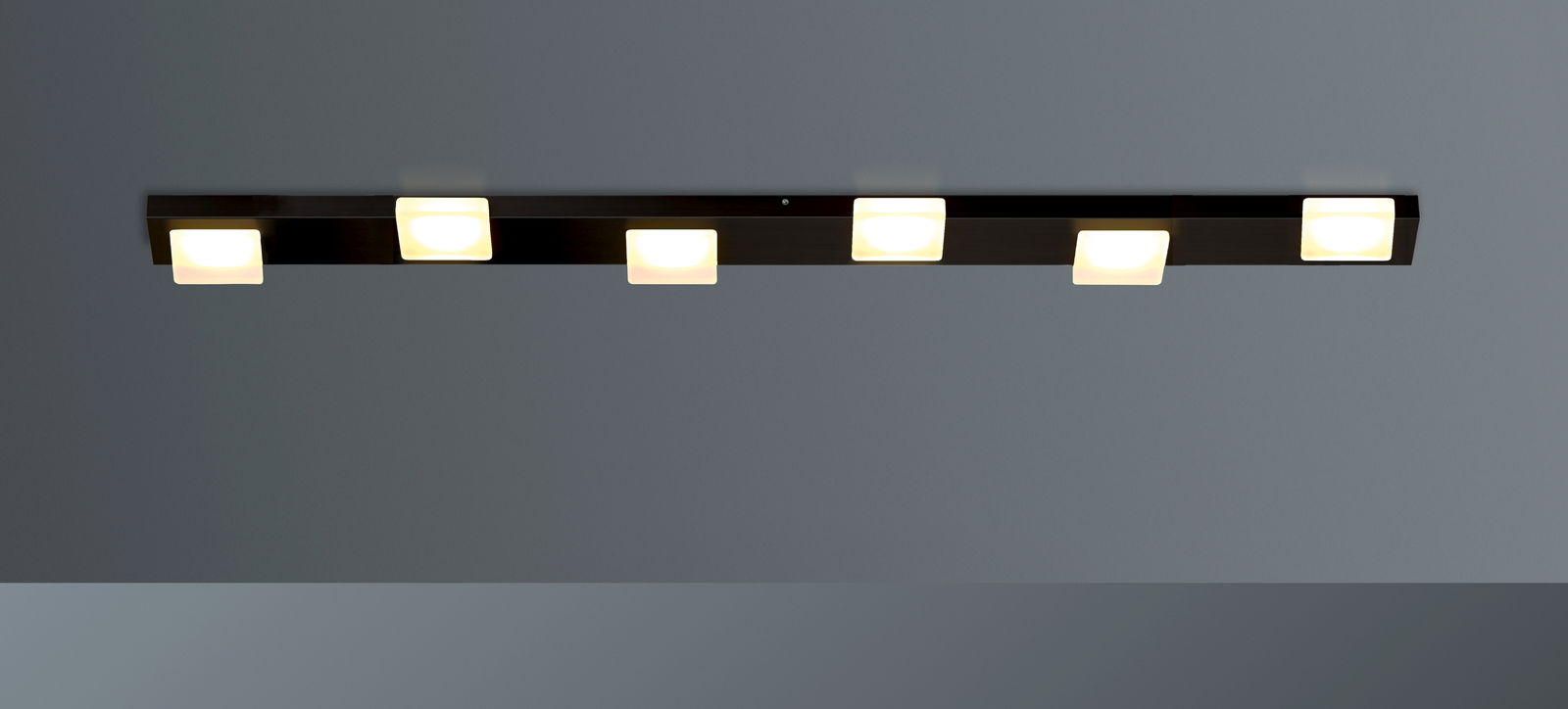 Moderne LED-Deckenleuchte mit sechs quadratischen Leuchtelementen, seitliche Perspektive