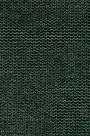 Nahaufnahme eines dunkelgrünen Stoffmusters mit grober Webstruktur, verwendet für einen Armlehnenstuhl.