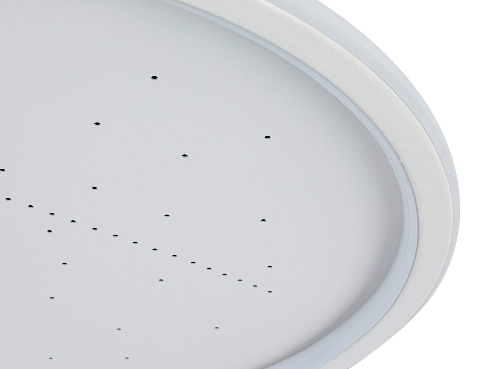 Close-up van een ronde led-plafondlamp met kleine gaatjes in het oppervlak, gezien vanaf de zijkant