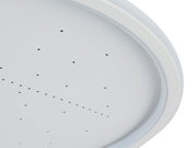 Close-up van een ronde led-plafondlamp met kleine gaatjes in het oppervlak, gezien vanaf de zijkant