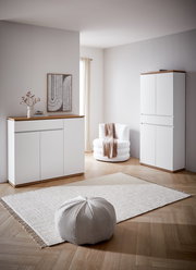 Moderner XXL-Schuhschrank in Weiß mit Holzdetails, frontal fotografiert in einem stilvollen, hellen Raum.