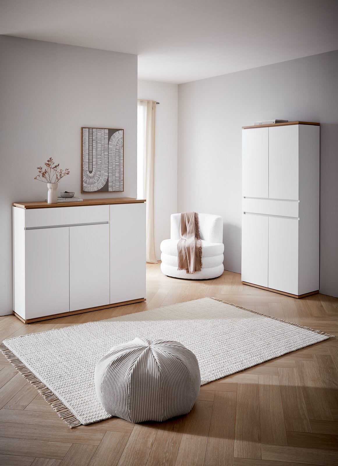 Moderner XXL-Schuhschrank in Weiß mit Holzdetails, frontal fotografiert in einem stilvollen, hellen Raum.