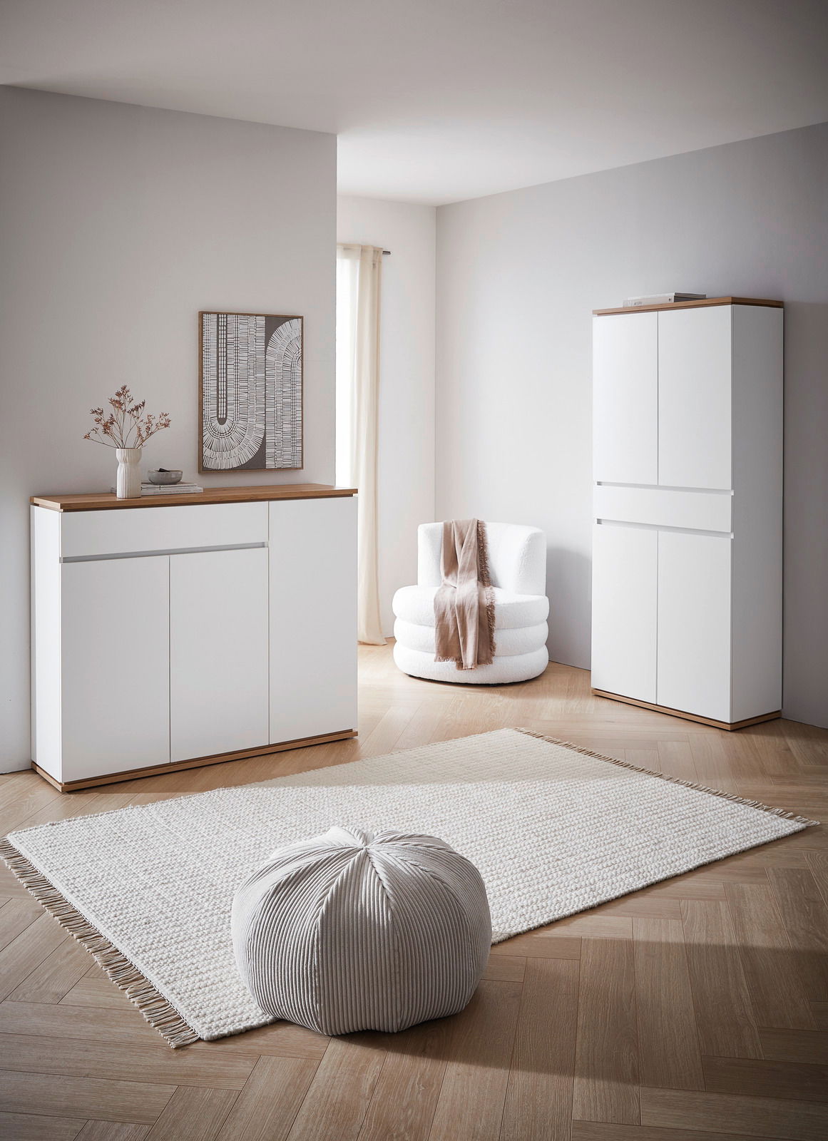 Moderner XXL-Schuhschrank in Weiß mit Holzdetails, frontal fotografiert in einem stilvollen, hellen Raum.