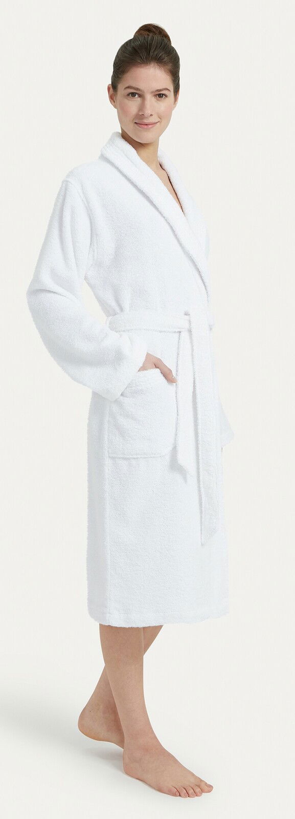 Frau in weißem Bademantel mit Schalkragen, seitliche Perspektive
