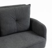 Nahaufnahme eines grauen 3-Sitzer-Sofas mit geripptem Stoffbezug, Ansicht von der Seite.
