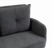 Nahaufnahme eines grauen 3-Sitzer-Sofas mit geripptem Stoffbezug, Ansicht von der Seite.