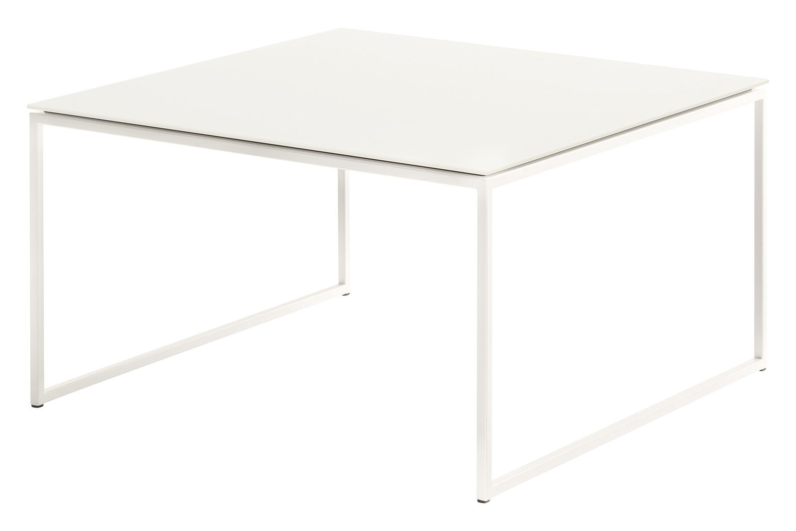 Moderner weißer Couchtisch mit quadratischer Tischplatte und schlankem Metallgestell, seitliche Perspektive