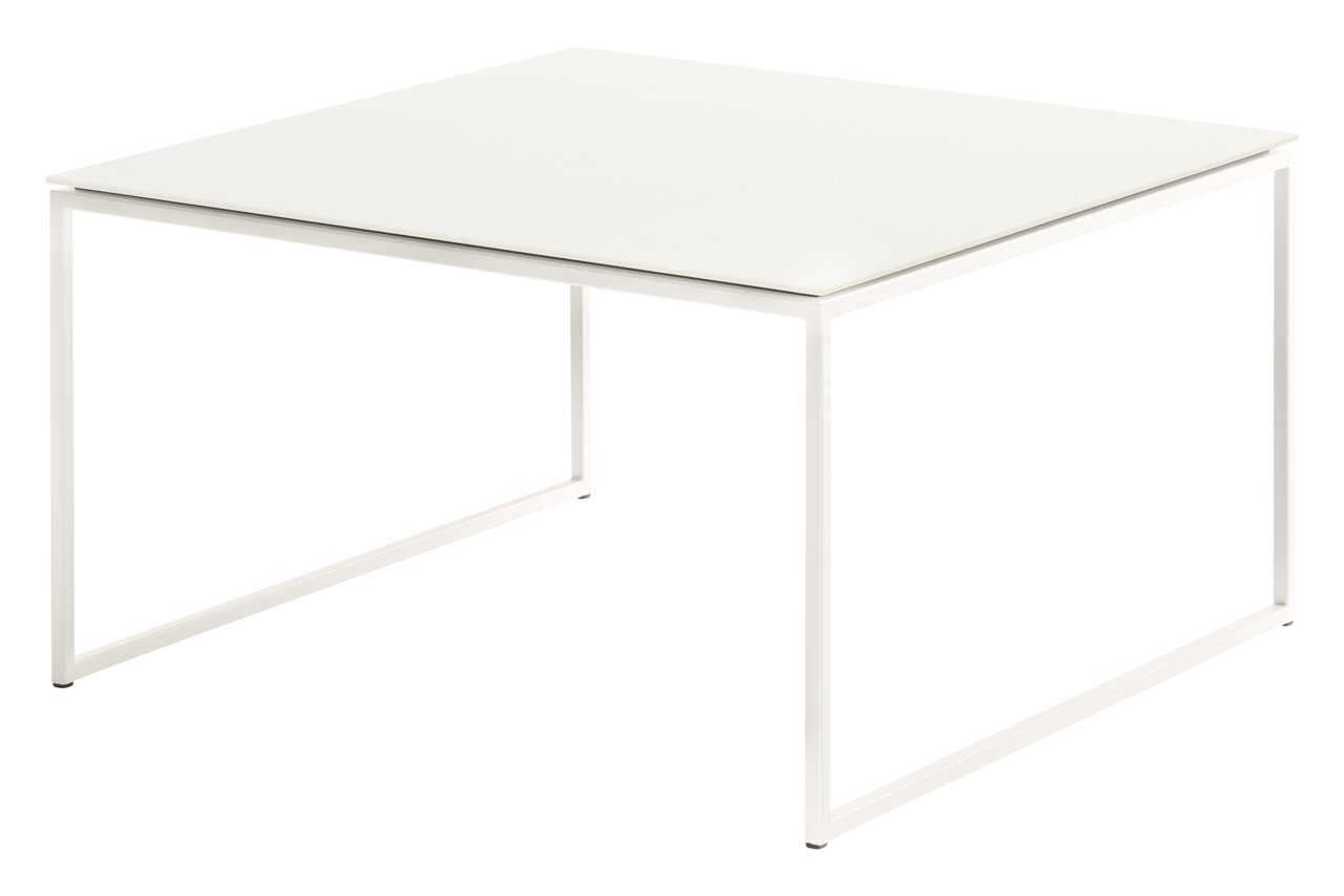 Moderner weißer Couchtisch mit quadratischer Tischplatte und schlankem Metallgestell, seitliche Perspektive