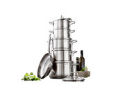 Stapel von Edelstahlkochtöpfen mit Deckeln, seitliche Perspektive, in einer modernen Küche mit frischen Zutaten im Vordergrund.