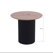 Runder Beistelltisch mit einem Durchmesser von 50 cm und einer Höhe von 48 cm, mit einer Holzplatte und einem schwarzen, geriffelten Sockel, seitliche Perspektive.